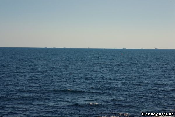 Вид с набережной г. Constanta. Синева морской глади с крохотными корабликами на горизонте