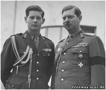 Четвертый король Румынии Кароль II (справа) и его сын Михай I (слева). 1940 г.